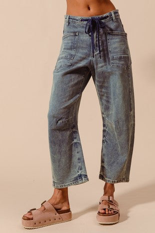 Avenue Barrel Jeans With Pockets